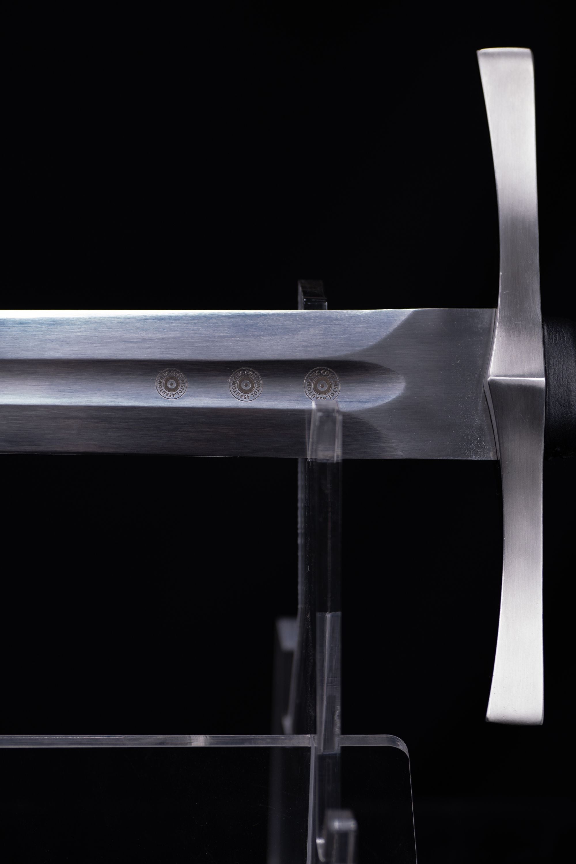 Ravenfang Longsword – 5160 Steel – 46.4 in – detail 4