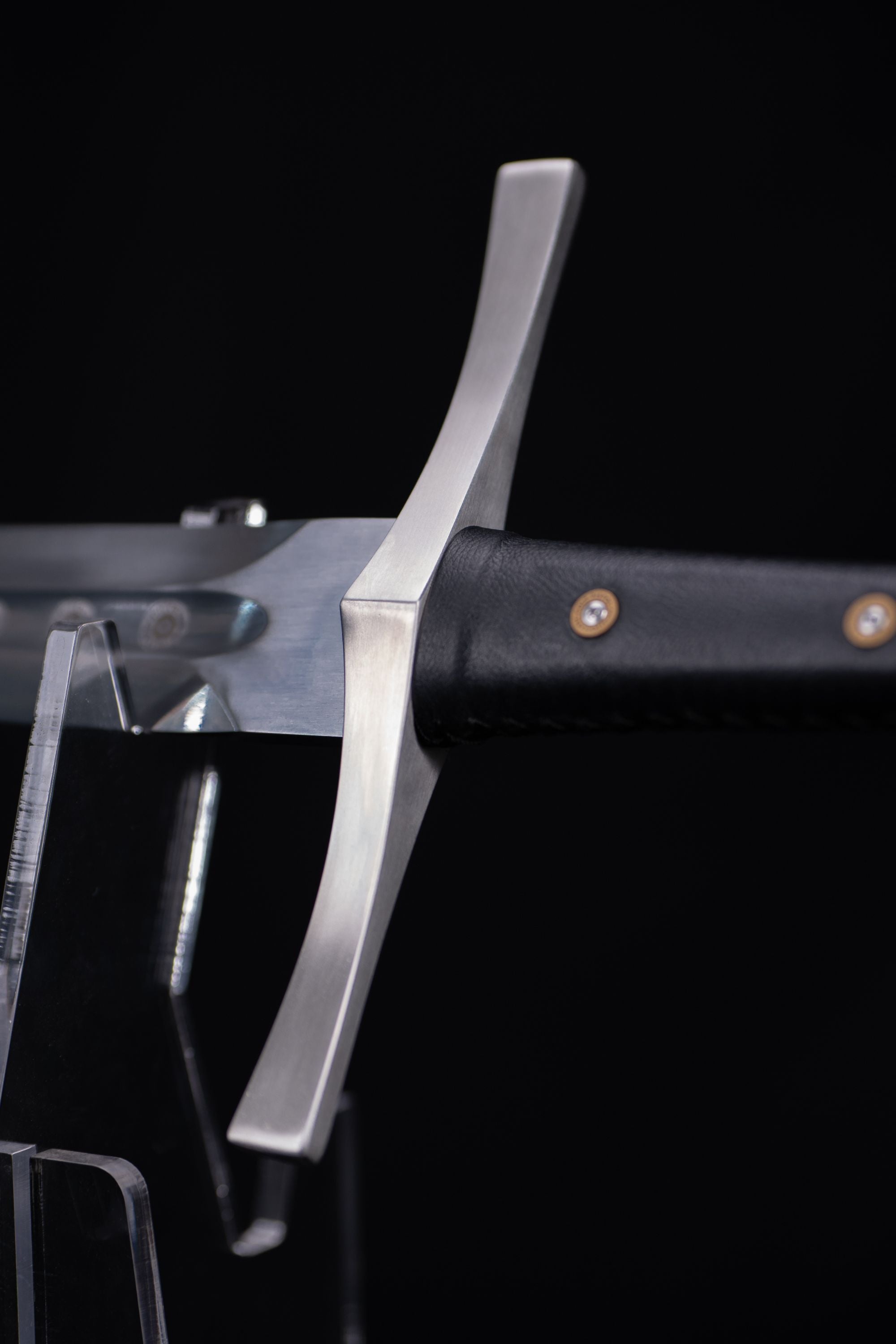 Ravenfang Longsword – 5160 Steel – 46.4 in – detail 6